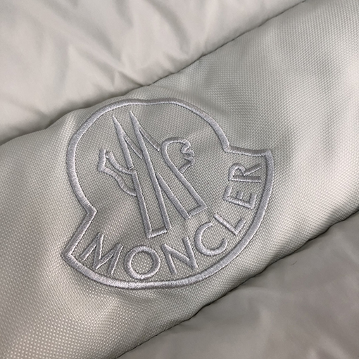 モンクレール ダウンベストスーパーコピーMONCLER 控えめで派手すぎない着こなしスタイル!