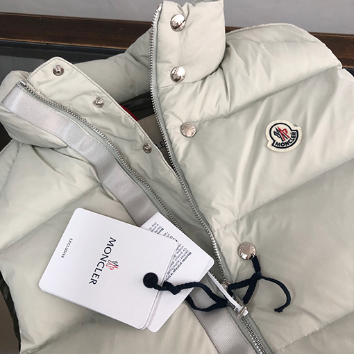 モンクレール ダウンベストスーパーコピーMONCLER 控えめで派手すぎない着こなしスタイル!