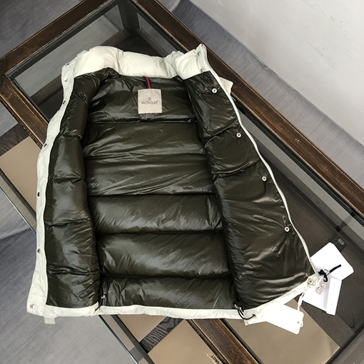 モンクレール ダウンベストスーパーコピーMONCLER 控えめで派手すぎない着こなしスタイル!