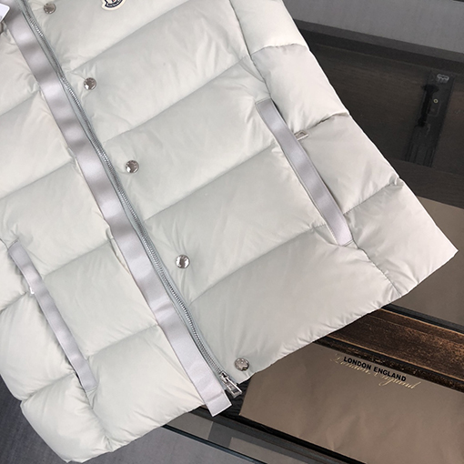 モンクレール ダウンベストスーパーコピーMONCLER 控えめで派手すぎない着こなしスタイル!