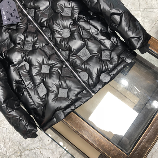 ヴィトンダウン スーパーコピー Louis Vuitton レリーフロゴ プリントのペアダウンジャケット