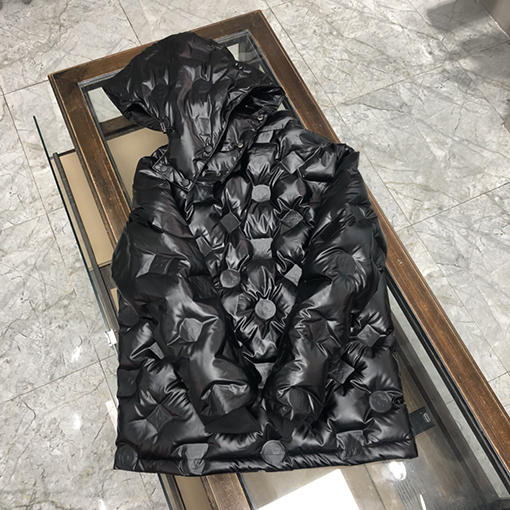 ヴィトンダウン スーパーコピー Louis Vuitton レリーフロゴ プリントのペアダウンジャケット