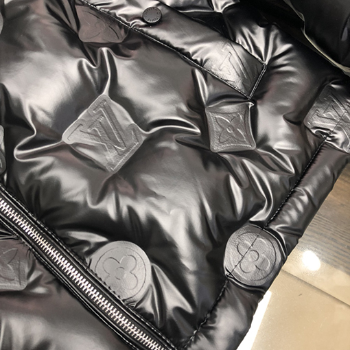ヴィトンダウン スーパーコピー Louis Vuitton レリーフロゴ プリントのペアダウンジャケット