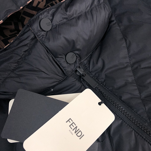 フェンディ 両面  ダウンジャケットスーパーコピー FENDI 一面はクラシックなダブルFロゴプリントで個性美を際立たせる