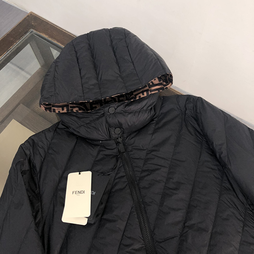 フェンディ 両面  ダウンジャケットスーパーコピー FENDI 一面はクラシックなダブルFロゴプリントで個性美を際立たせる