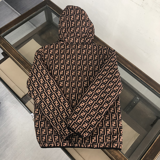 フェンディ 両面  ダウンジャケットスーパーコピー FENDI 一面はクラシックなダブルFロゴプリントで個性美を際立たせる