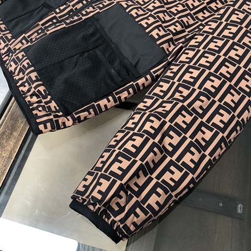フェンディ 両面  ダウンジャケットスーパーコピー FENDI 一面はクラシックなダブルFロゴプリントで個性美を際立たせる