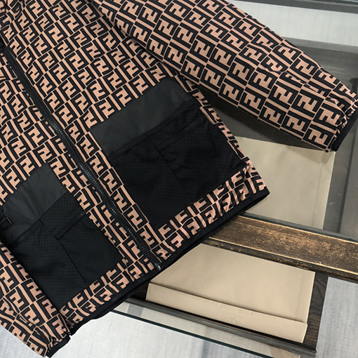 フェンディ 両面  ダウンジャケットスーパーコピー FENDI 一面はクラシックなダブルFロゴプリントで個性美を際立たせる