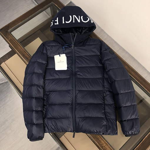 モンクレール ダウンコピー フード付きMONCLER ロゴプリント ダウンジャケット