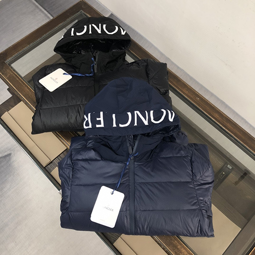 モンクレール ダウンコピー フード付きMONCLER ロゴプリント ダウンジャケット