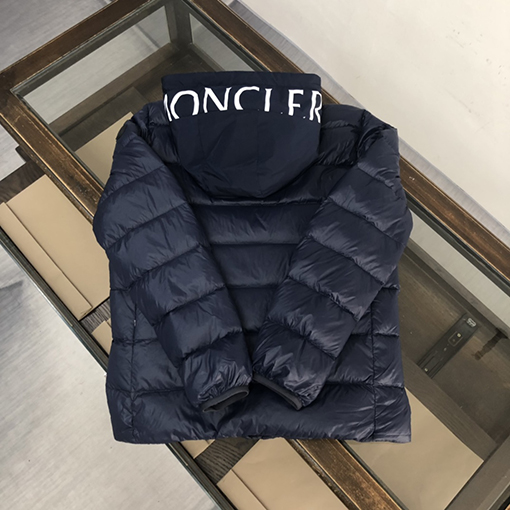モンクレール ダウンコピー フード付きMONCLER ロゴプリント ダウンジャケット