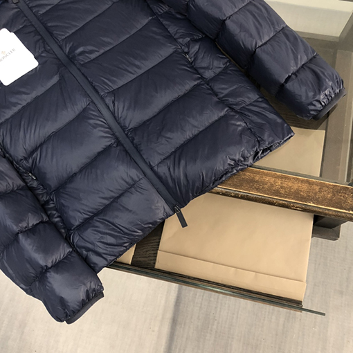 モンクレール ダウンコピー フード付きMONCLER ロゴプリント ダウンジャケット