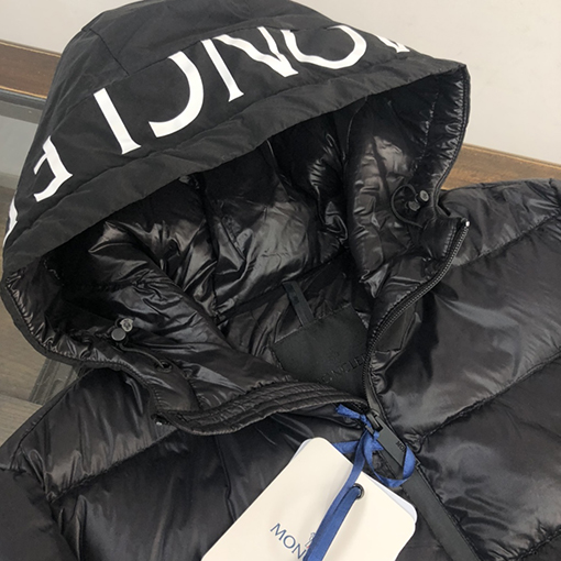 モンクレール ダウンコピー フード付きMONCLER ロゴプリント ダウンジャケット