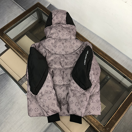 ヴィトンダウンジャケットアウター Louis Vuitton モノグラム 生地は温度によって変色