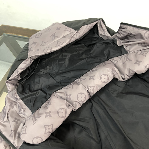 ヴィトンダウンジャケットアウター Louis Vuitton モノグラム 生地は温度によって変色