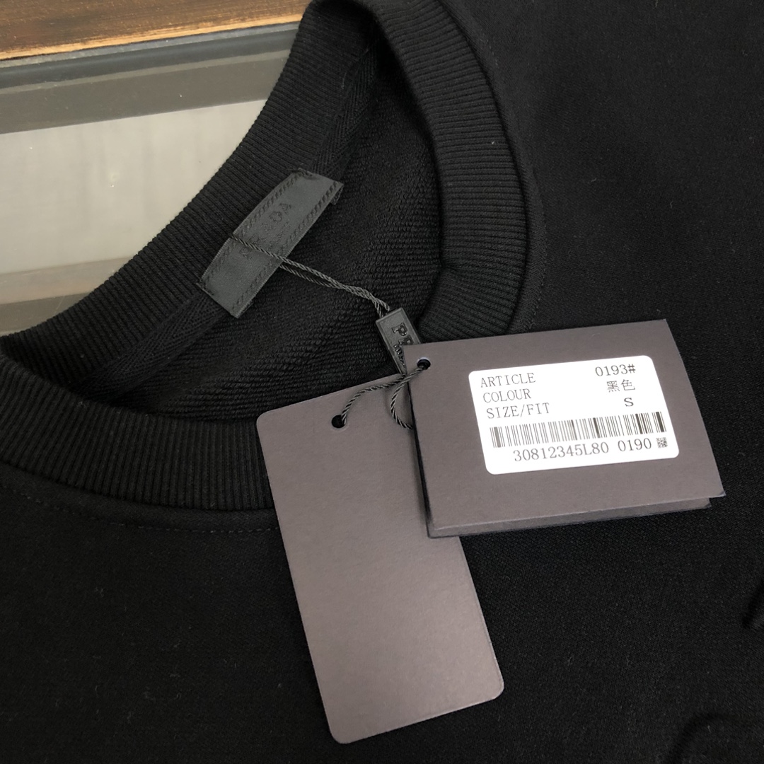 プラダ スウェット Tシャツ ト PRADAプリントが特徴のおしゃれなラウンドネックトップス
