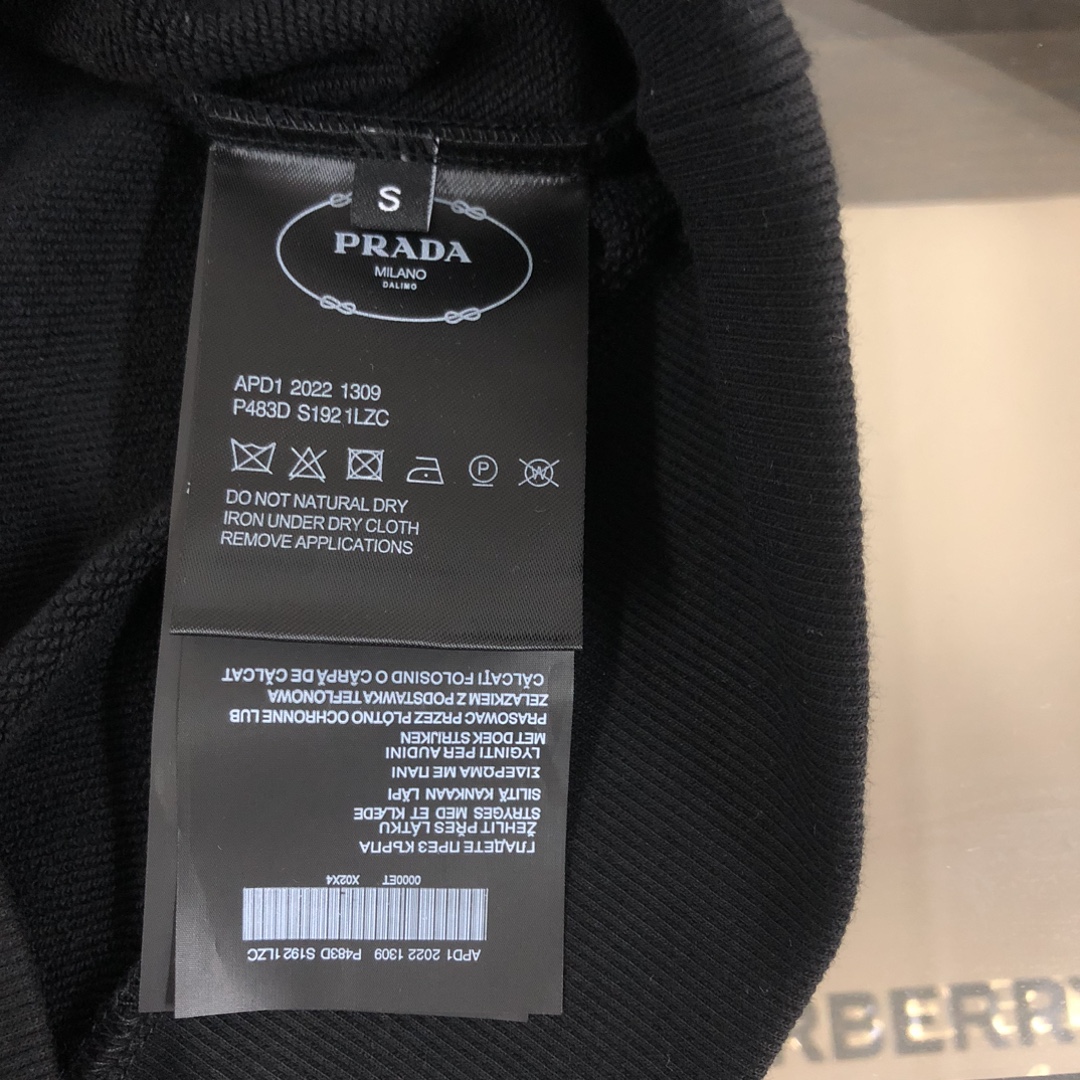 プラダ スウェット Tシャツ ト PRADAプリントが特徴のおしゃれなラウンドネックトップス