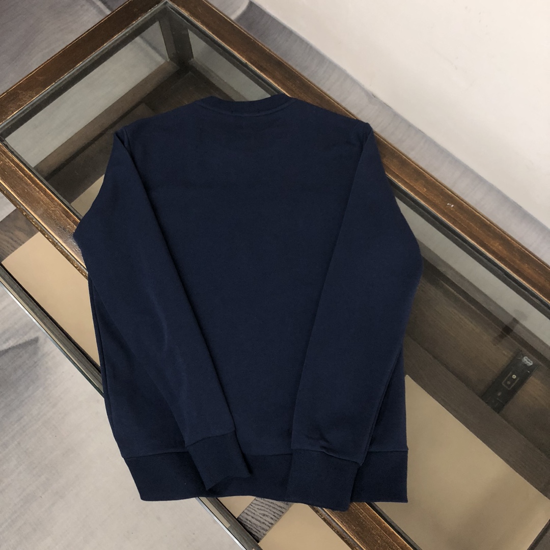 プラダ スウェット Tシャツ ト PRADAプリントが特徴のおしゃれなラウンドネックトップス