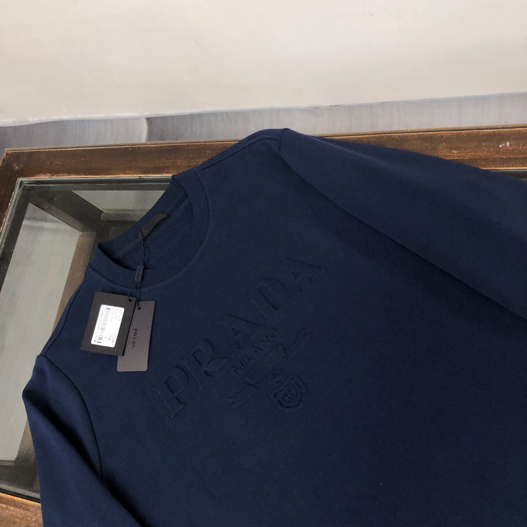 プラダ スウェット Tシャツ ト PRADAプリントが特徴のおしゃれなラウンドネックトップス