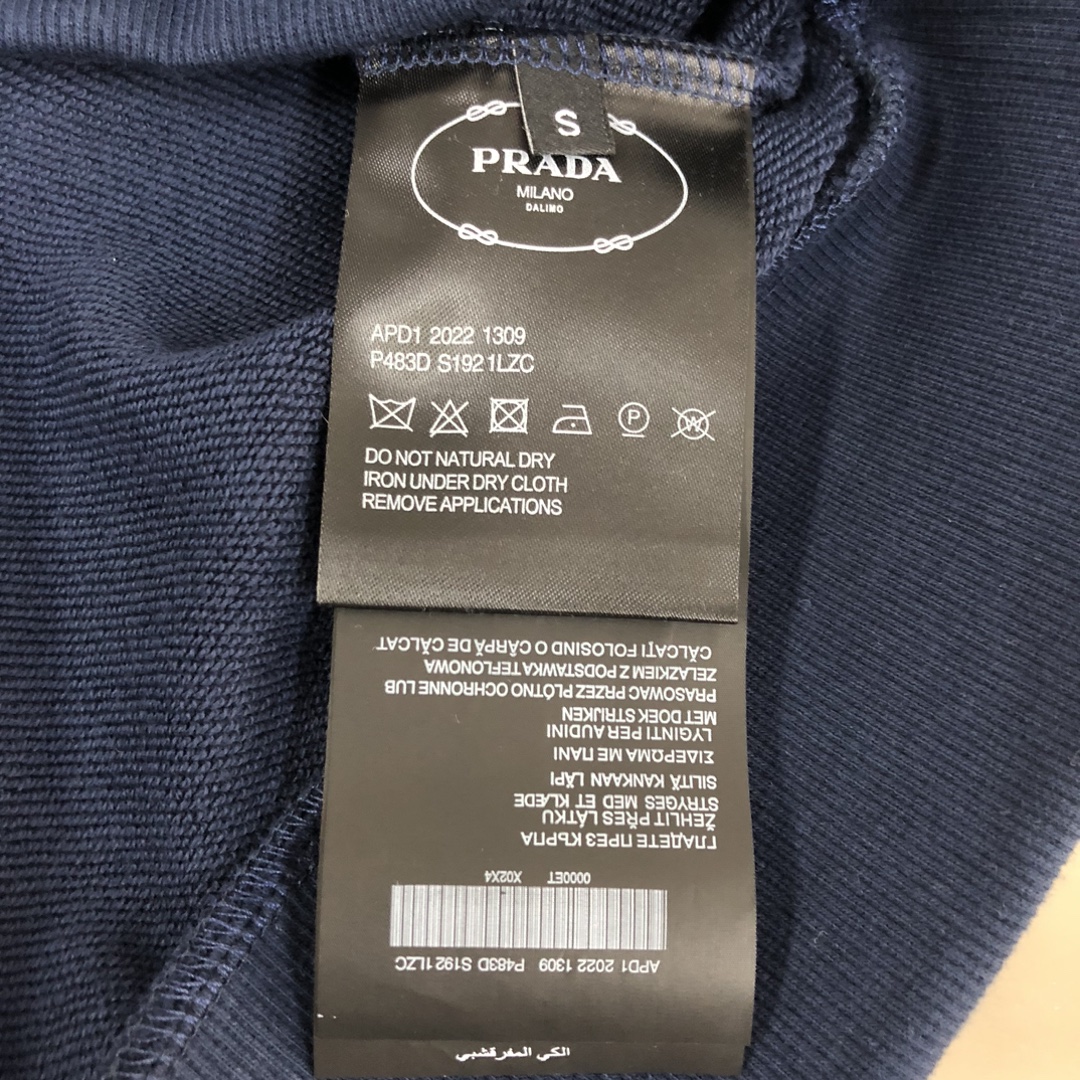 プラダ スウェット Tシャツ ト PRADAプリントが特徴のおしゃれなラウンドネックトップス