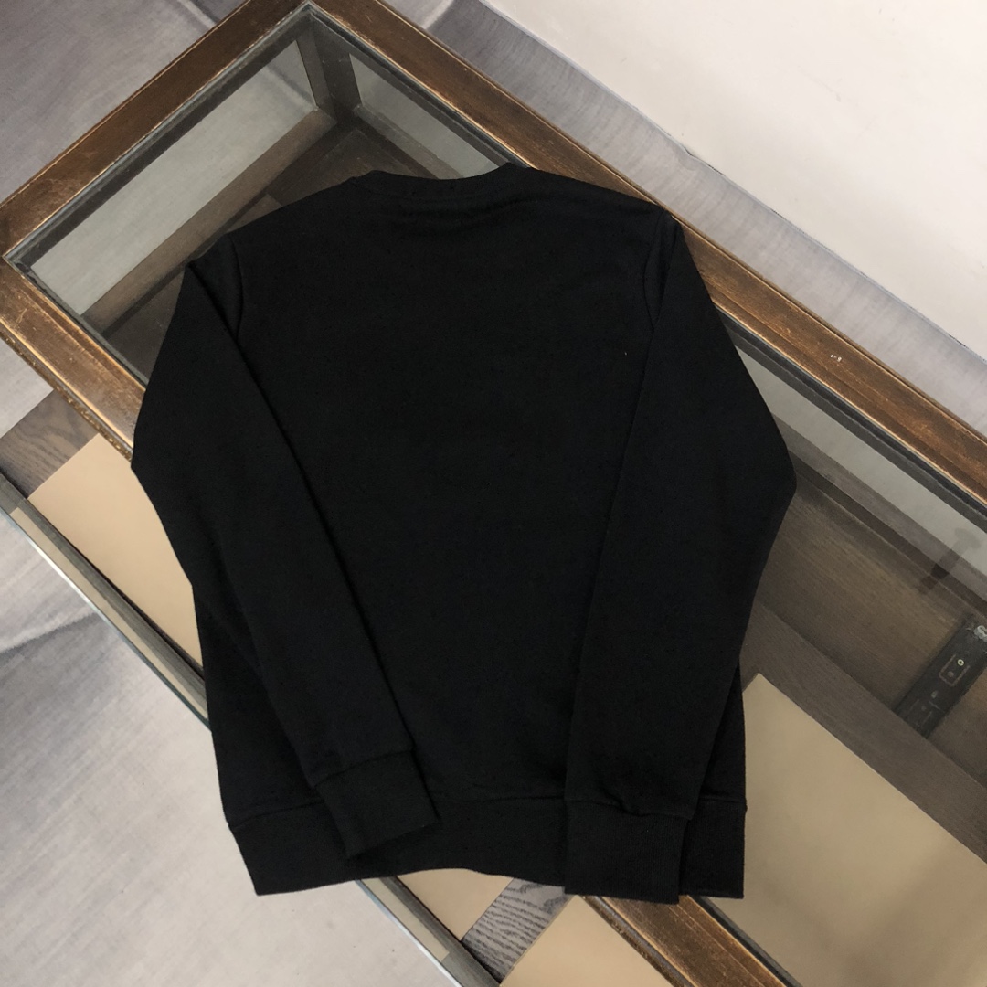 プラダ スウェット Tシャツ ト PRADAプリントが特徴のおしゃれなラウンドネックトップス
