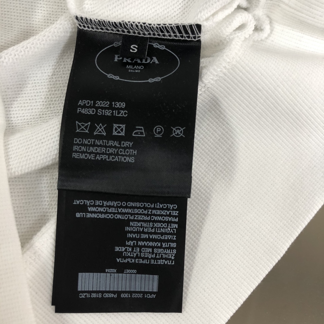 プラダ スウェット Tシャツ ト  PRADAプリントが特徴のおしゃれなラウンドネックトップス