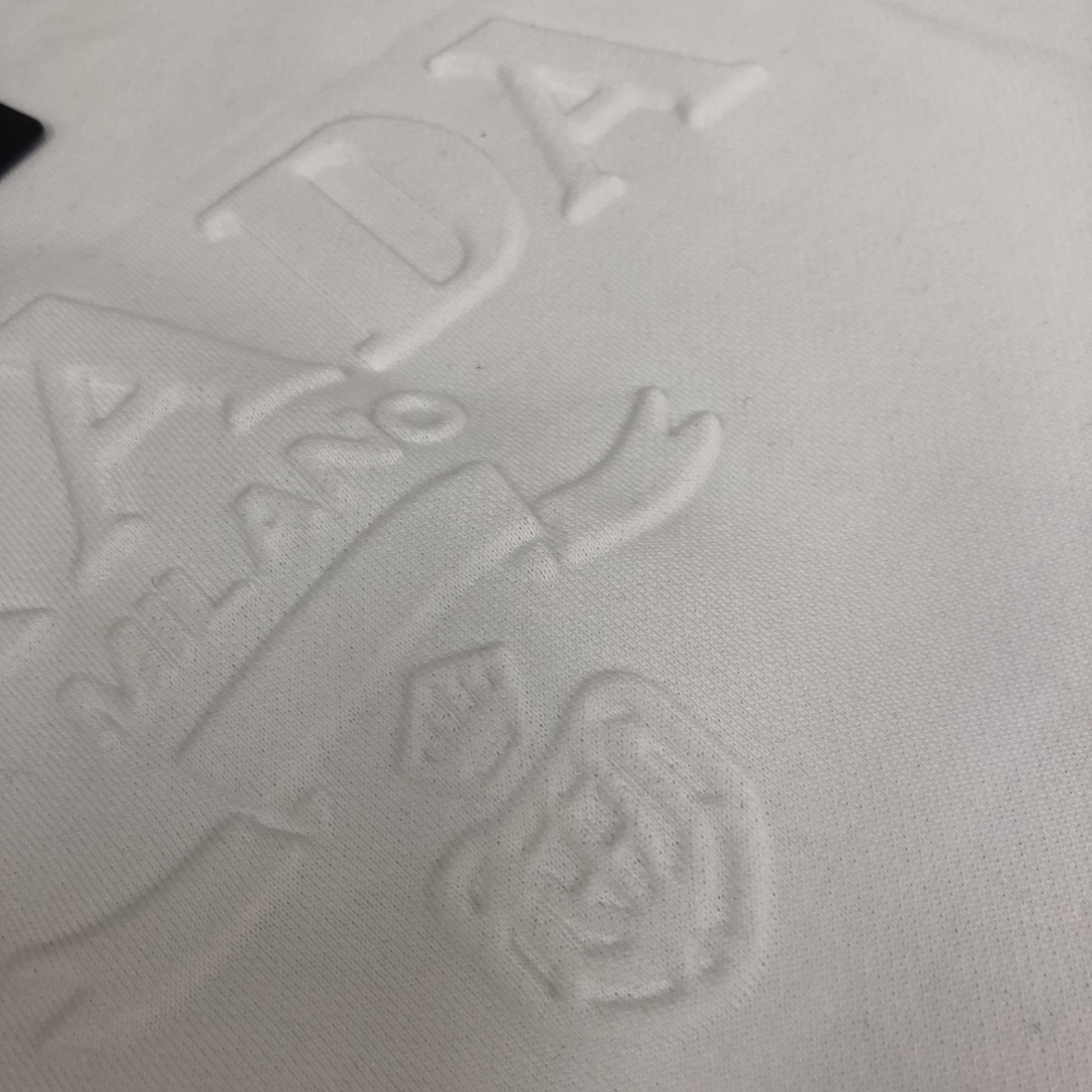 プラダ スウェット Tシャツ ト PRADAプリントが特徴のおしゃれなラウンドネックトップス
