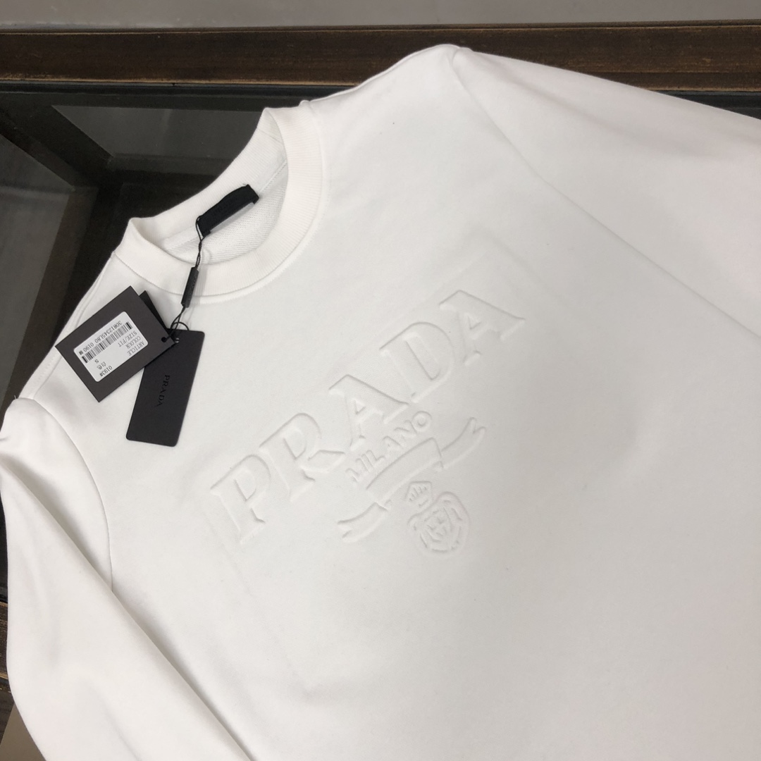 プラダ スウェット Tシャツ ト PRADAプリントが特徴のおしゃれなラウンドネックトップス