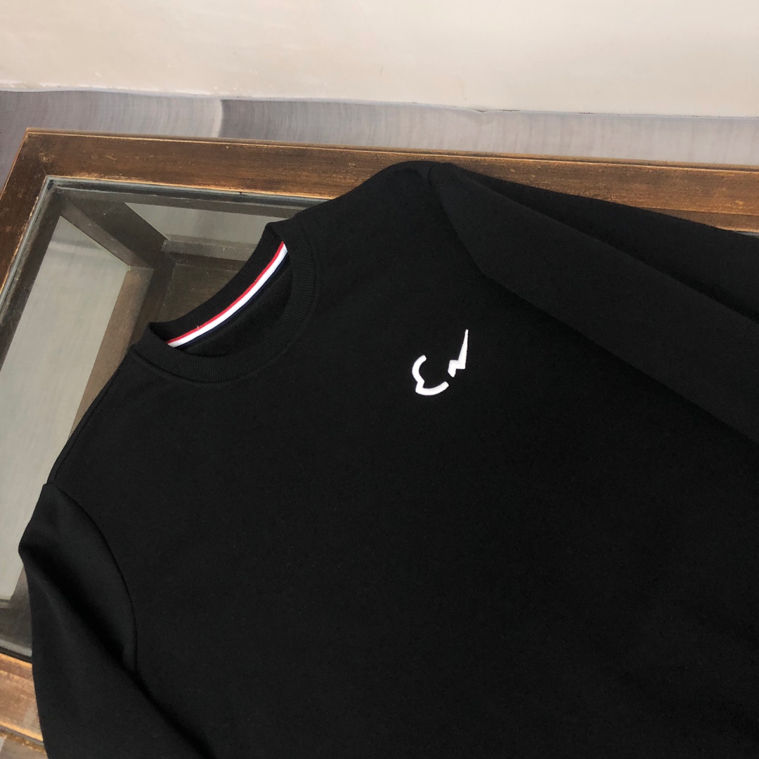 モンクレール スウェット Tシャツ ト スーパーコピー MONCLER カラフルな印花が目を引く人気のスウェットシャツ