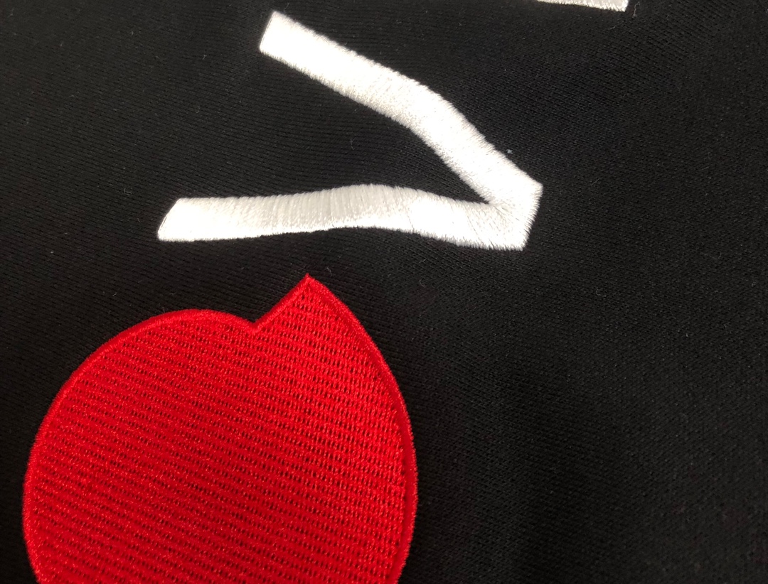モンクレール スウェット Tシャツ ト コピーMONCLER 個性的なデザインのプリント入り丸首スウェット
