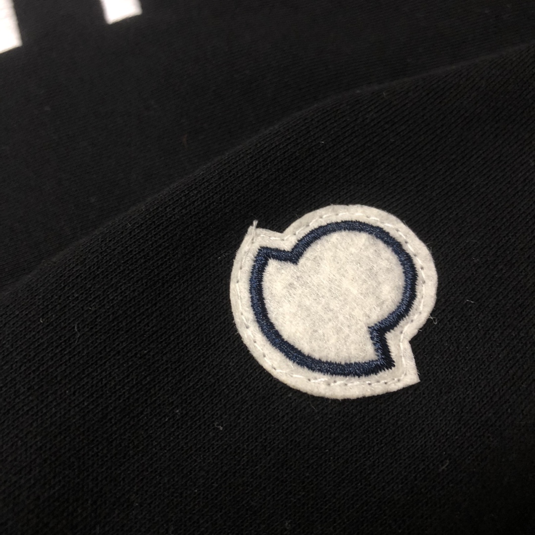 モンクレール スウェット Tシャツ ト コピーMONCLER 個性的なデザインのプリント入り丸首スウェット
