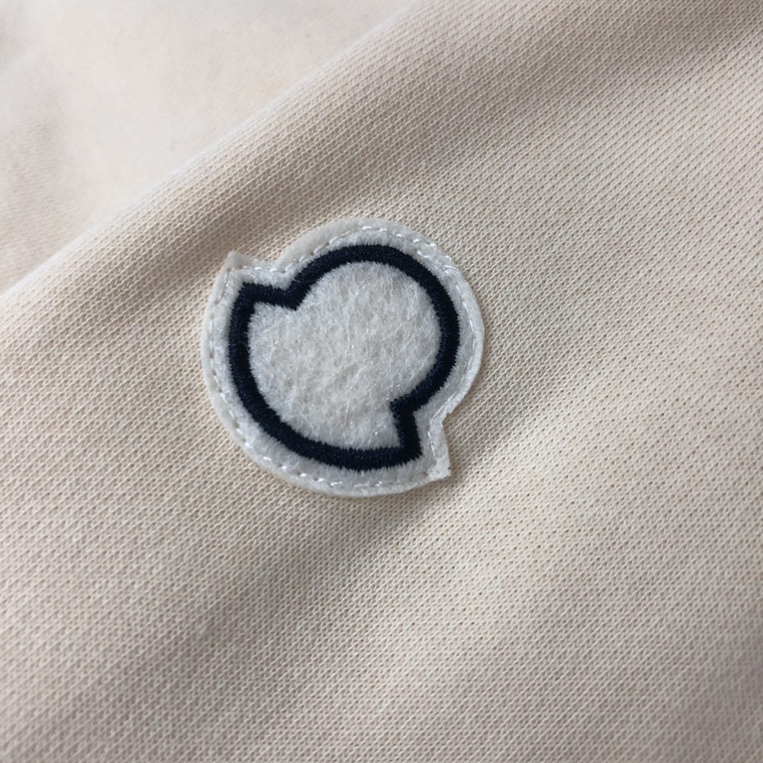 モンクレール スウェット Tシャツ ト コピーMONCLER 個性的なデザインのプリント入り丸首スウェット