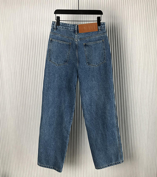 ロエベデニムパンツ スーパーコピー LOEWE 膝のくり抜きと刺繍が施されたデニムパンツ