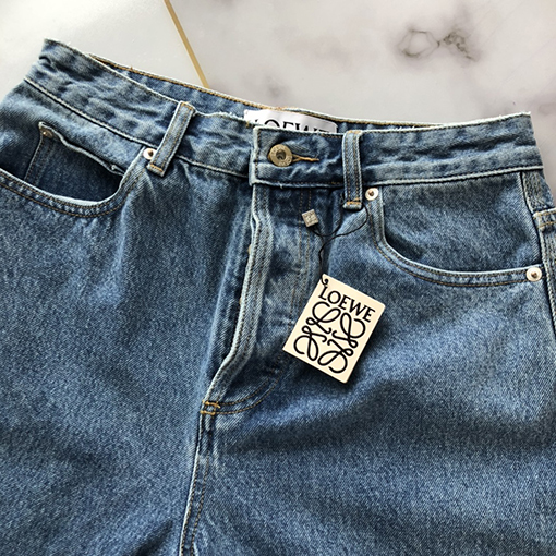 ロエベデニムパンツ スーパーコピー LOEWE 膝のくり抜きと刺繍が施されたデニムパンツ