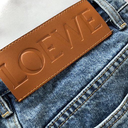 ロエベデニムパンツ スーパーコピー   LOEWE  膝のくり抜きと刺繍が施されたデニムパンツ