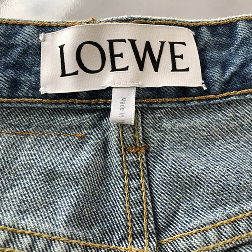 ロエベデニムパンツ スーパーコピー LOEWE 膝のくり抜きと刺繍が施されたデニムパンツ