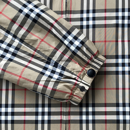 バーバリーアウター スーパーコピー BURBERRYチェック柄フード付きジャケット。活力溢れるデザイン、カジュアルなシルエット