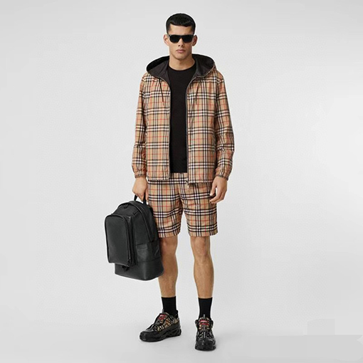 バーバリーアウター スーパーコピー BURBERRYチェック柄フード付きジャケット。活力溢れるデザイン、カジュアルなシルエット