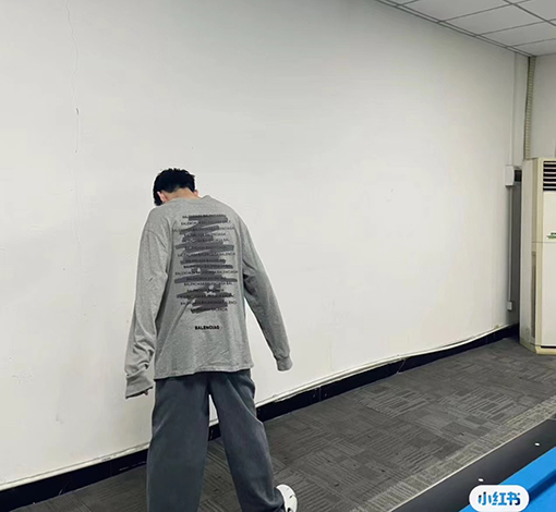 バレンシアガ 長袖 Tシャツ スーパーコピー BALENCIAGAプリント長袖Tシャツ、男女兼用