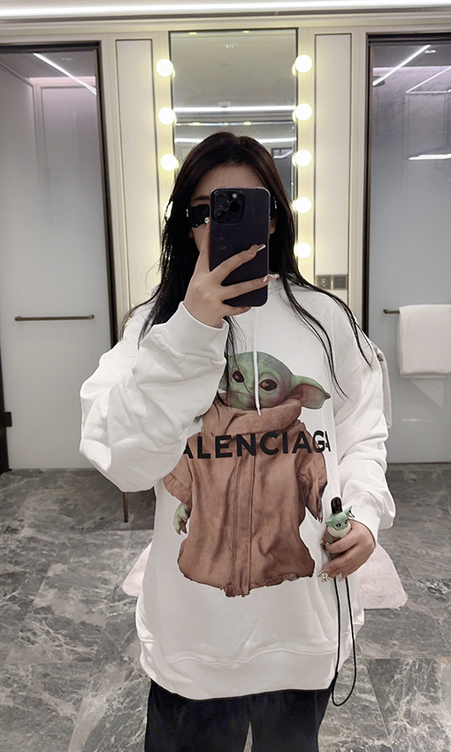 バレンシアガ  パーカー スーパーコピー BALENCIAGA  エイリアンのヨーダプリント連帽パーカー、克重520g、快適で厚みのある質感