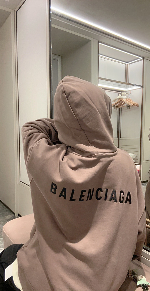 バレンシアガ  パーカー コピー クラシックな新色BALENCIAGA  ロゴ刺繍パーカー