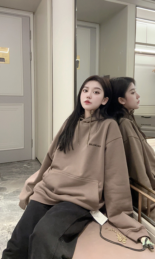 バレンシアガ  パーカー コピー クラシックな新色BALENCIAGA  ロゴ刺繍パーカー