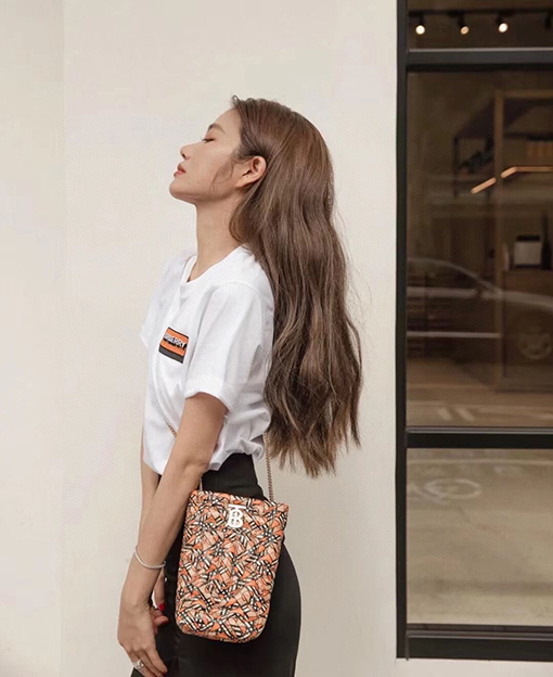 バーバリー 半袖Tシャツスーパーコピー  BURBERRY 胸元ロゴ刺繍ショートスリーブ