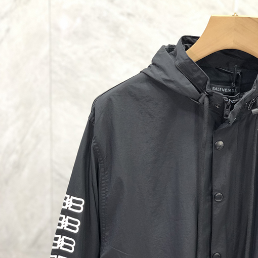 バレンシアガ  ジャケットスーパーコピー BALENCIAGA   ダブルBロゴプリントのジップアップウィンドブレーカージャケット