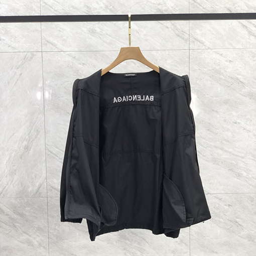 バレンシアガ  ジャケットスーパーコピー背中 BALENCIAGA  ポーティでスタイリッシュなデザインのスタンドカラーウィンドブレーカー
