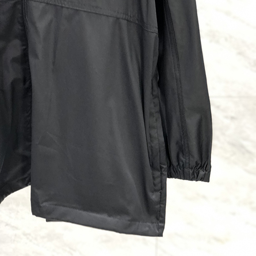バレンシアガ  ジャケットスーパーコピー背中 BALENCIAGA  ポーティでスタイリッシュなデザインのスタンドカラーウィンドブレーカー