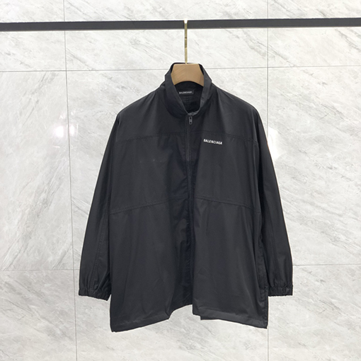 バレンシアガ  ジャケットスーパーコピー背中 BALENCIAGA  ポーティでスタイリッシュなデザインのスタンドカラーウィンドブレーカー