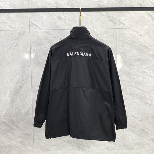 バレンシアガ  ジャケットスーパーコピー背中 BALENCIAGA  ポーティでスタイリッシュなデザインのスタンドカラーウィンドブレーカー