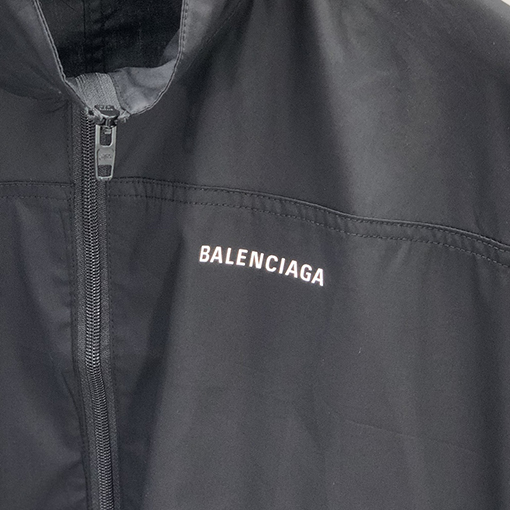 バレンシアガ  ジャケットスーパーコピー背中 BALENCIAGA  ポーティでスタイリッシュなデザインのスタンドカラーウィンドブレーカー