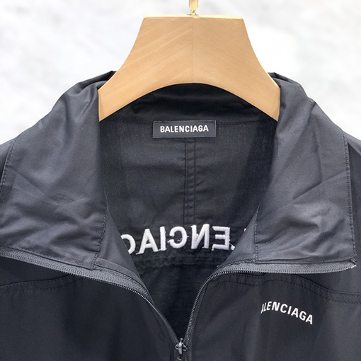 バレンシアガ  ジャケットスーパーコピー背中 BALENCIAGA  ポーティでスタイリッシュなデザインのスタンドカラーウィンドブレーカー